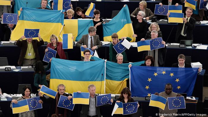 Members of the European Parliament with EU and Ukrainian flags