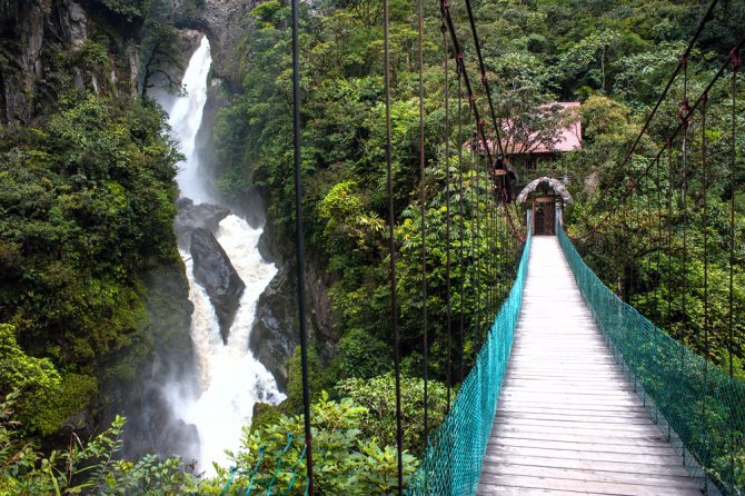 Горная река и водопад в Андах