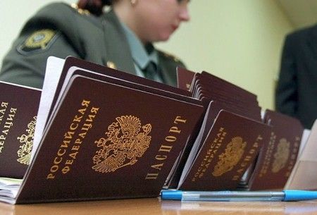 How can a stateless person obtain citizenship?