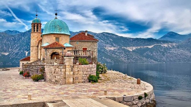 Moving to Montenegro from Russia for permanent residence: the pros and cons of immigration