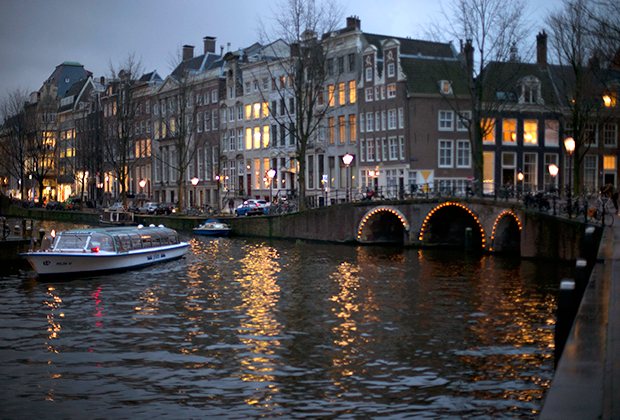 Туристический катер на канале, Амстердам