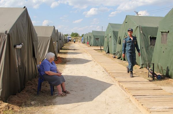 В лагере четыре улицы, люди живут в палатках, они обеспечены питанием.